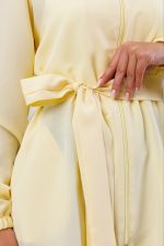 jaleco-oxfordine-amarelo-manteiga-funcional-poliester-gola-padre-ziper-confortavel-medicas-clinicas-esteticas-salao