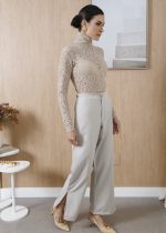 Calça reta feminina Nude em Gabardine com abertura lateral na barra