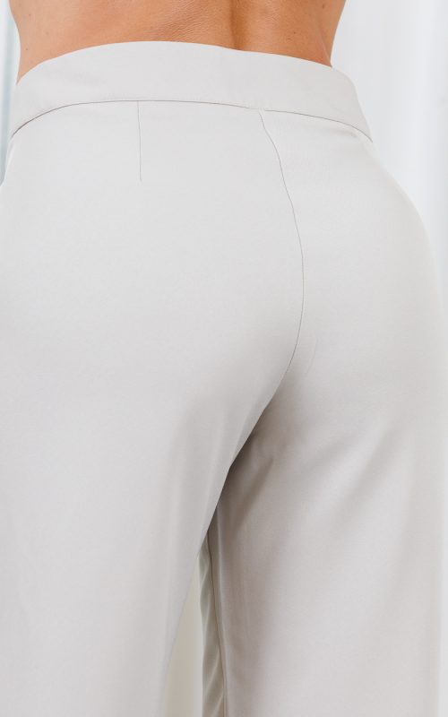 Calça feminina reta Versátil Nude em Gabardine vista de costas