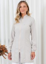 jaleco-bege-poliester-basico-arizona-chino-atemporal-classico-enfermeiras-doutoras-medicas-saude-mulher