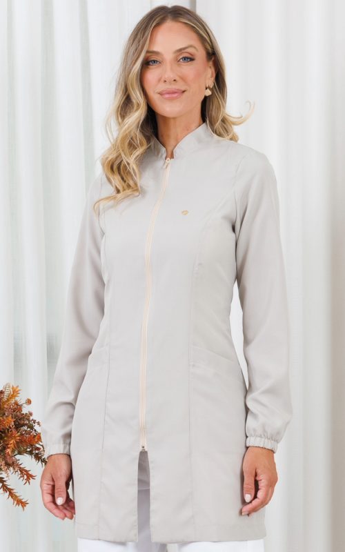 jaleco-bege-poliester-basico-arizona-chino-atemporal-classico-enfermeiras-doutoras-medicas-saude-mulher