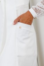 jaleco-off-white-gabardine-renda-elegante-chique-botao-perola-chique-feminino-doutora-saude