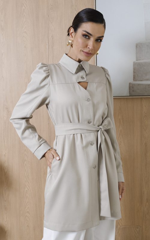 jaleco-feminino-bege-gabardine-poliester-acinturado-botoes-gola-medicas-estetica-mulher-saude