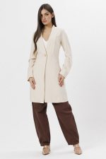 jaleco-feminino-alfaiataria-bege-elegante-medicas-estetica-saude-mulher