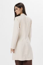 jaleco-feminino-alfaiataria-bege-elegante-medicas-estetica-saude-mulher