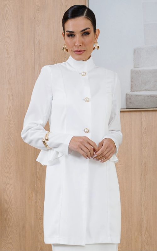 jaleco-feminino-off-white-gabardine-poliester-peplum-botoes-elegante-estetica-medicas-doutoras-saude-mulher