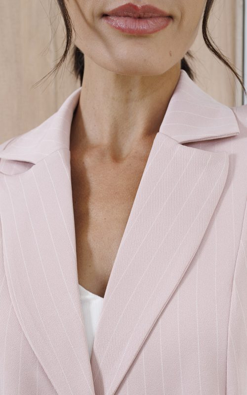 jaleco-feminino-risca-de-giz-rose-alongado-blazer-elegante-medicas-doutoras-estetica-clinica-mulher-saude