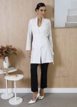 Jaleco feminino blazer alfaiataria Emanuele off-white risca de giz com ajuste lateral