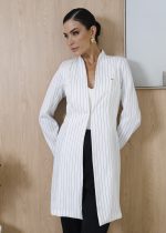 Jaleco feminino blazer Emanuele off-white risca de giz com fechamento frontal