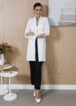 Jaleco feminino alfaiataria Emanuele off-white risca de giz corpo inteiro