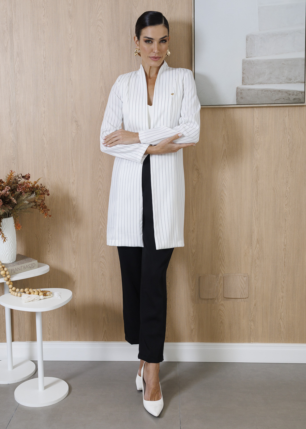 Jaleco feminino alfaiataria Emanuele off-white risca de giz corpo inteiro