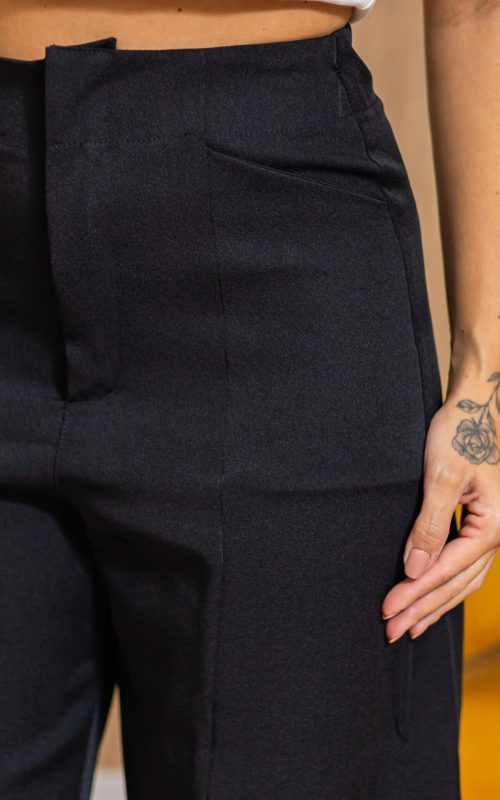 Detalhe do bolso frontal da Calça Feminina Catarina Preta em alfaiataria