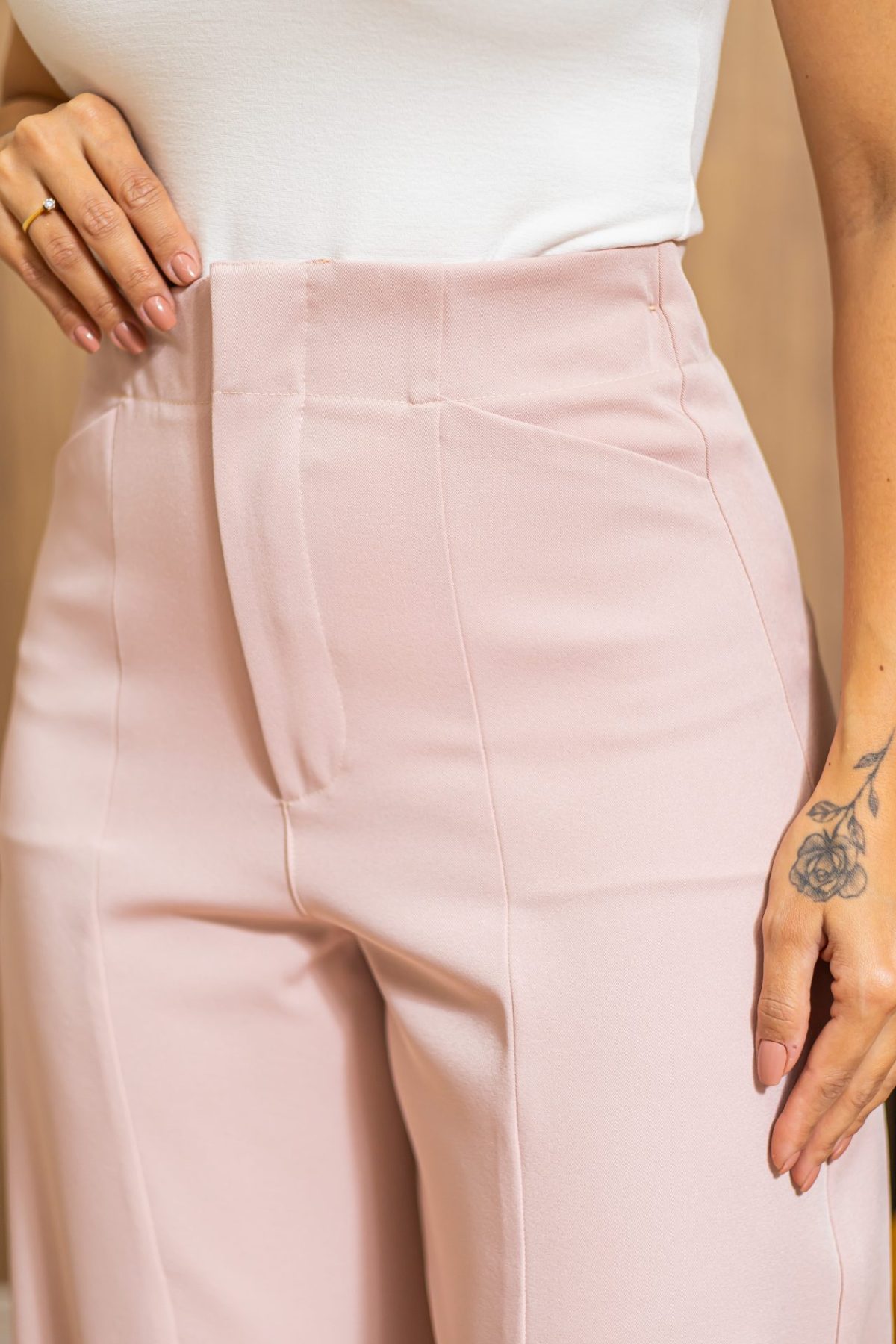 Detalhe do cós e bolsos da calça feminina Catarina Rosê
